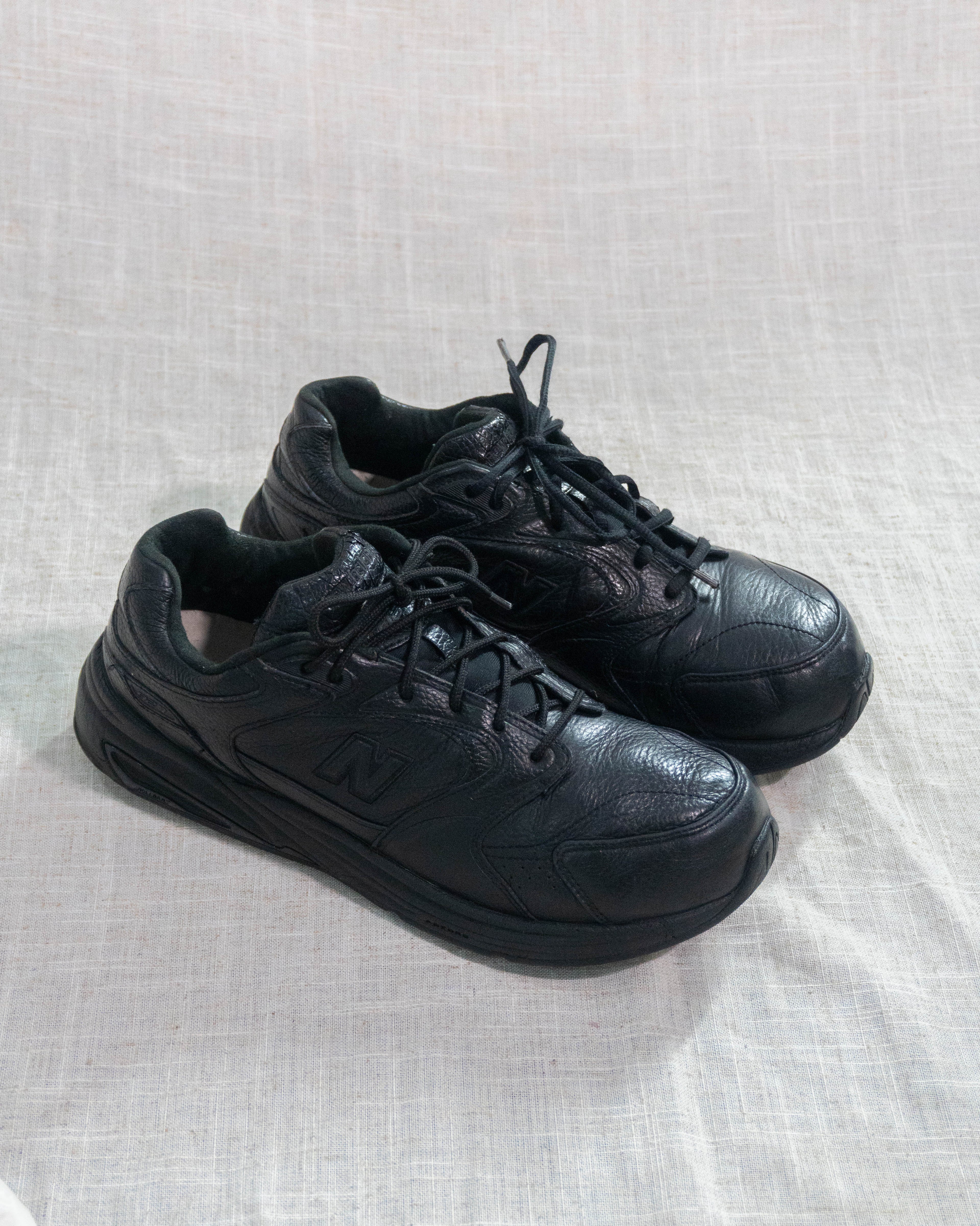 New Balance 927 black leather sneakers Pakistan pre loved EU 45 unisex