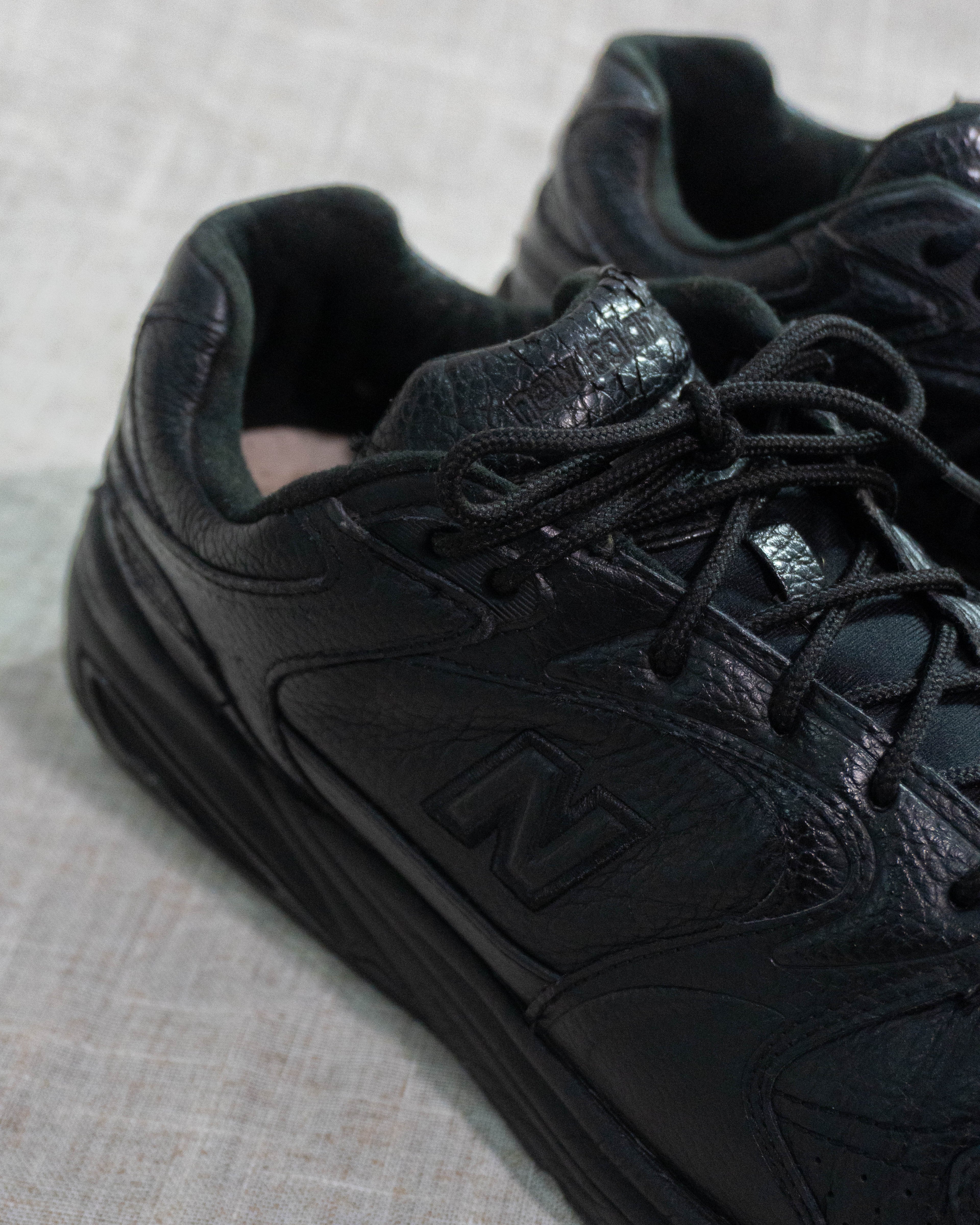 New Balance 927 black leather sneakers Pakistan pre loved EU 45 unisex