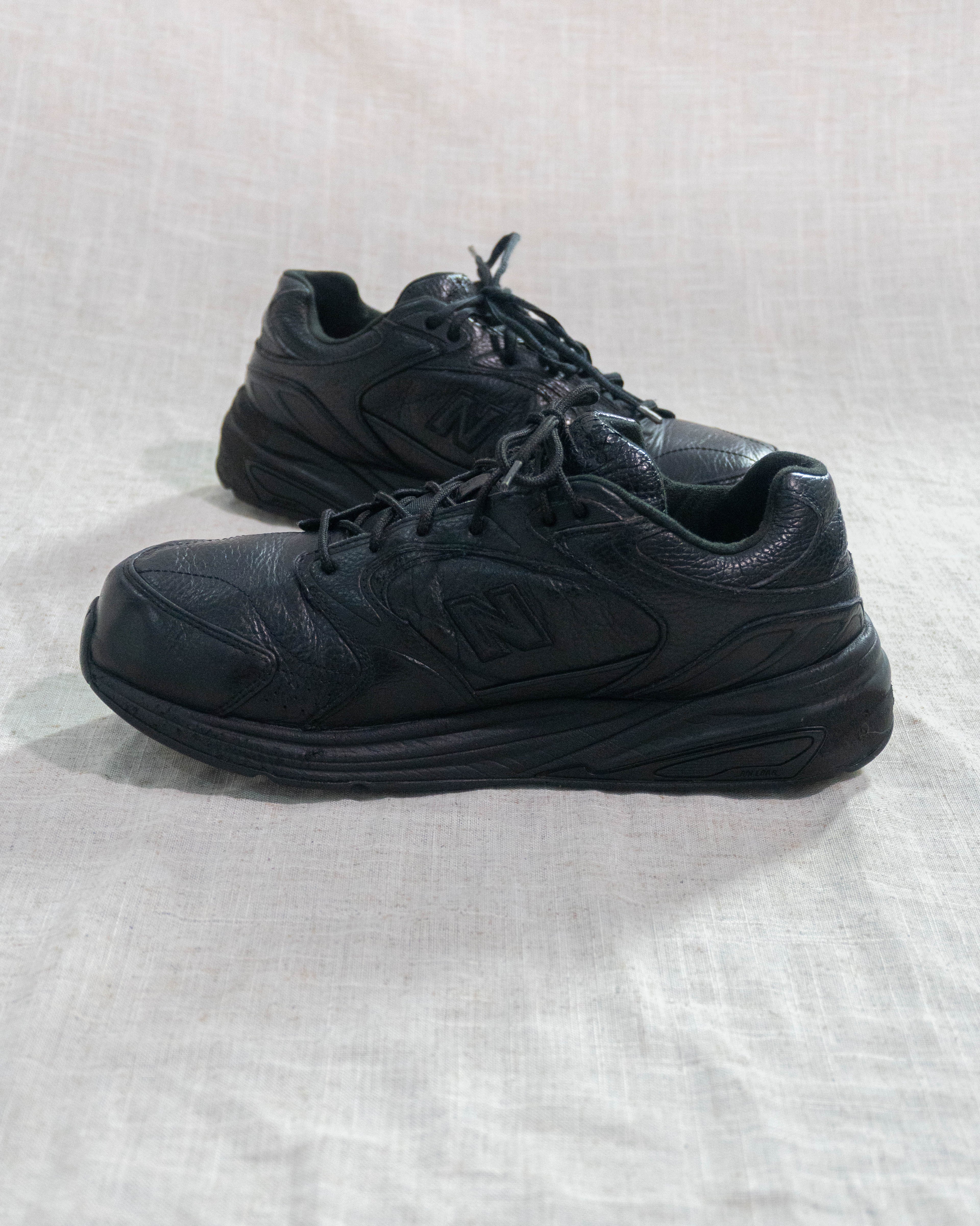 New Balance 927 black leather sneakers Pakistan pre loved EU 45 unisex