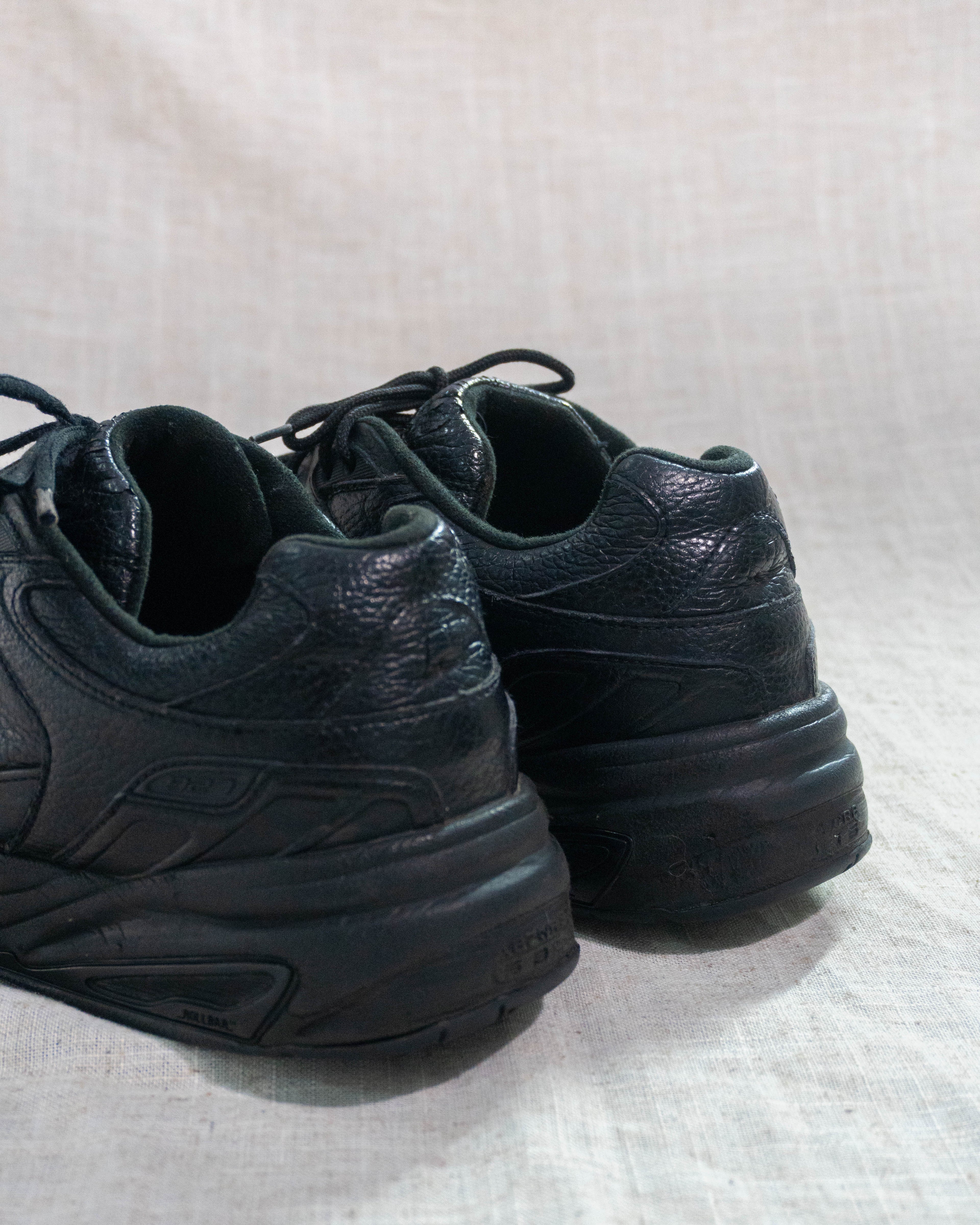 New Balance 927 black leather sneakers Pakistan pre loved EU 45 unisex