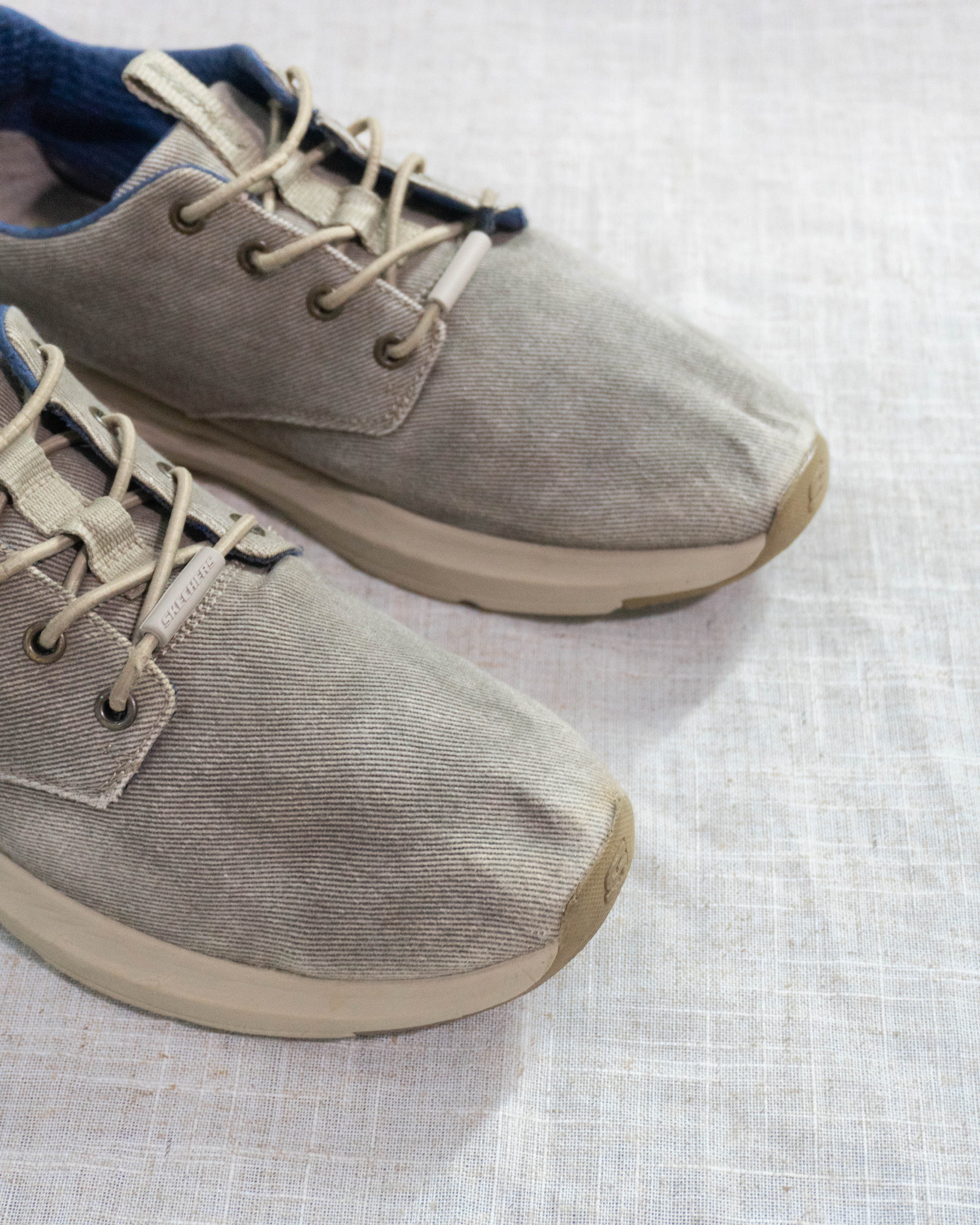 Skechers relaxed fit memory foam beige sneakers Pakistan pre loved EU 45 unisex
