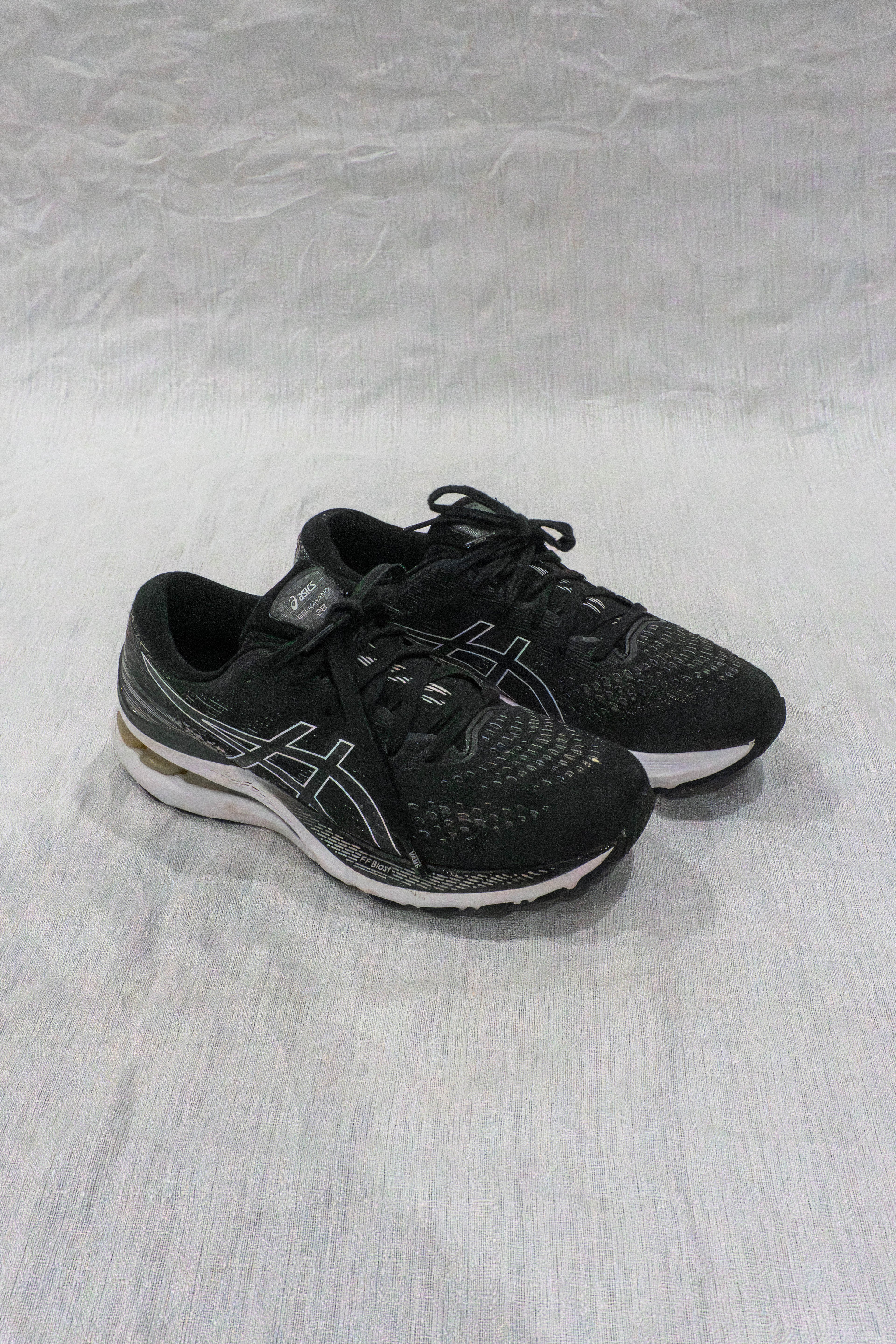 Original ASICS Gel-Kayano 28 black running shoes EU 41 available in Pakistan at FOUNDD