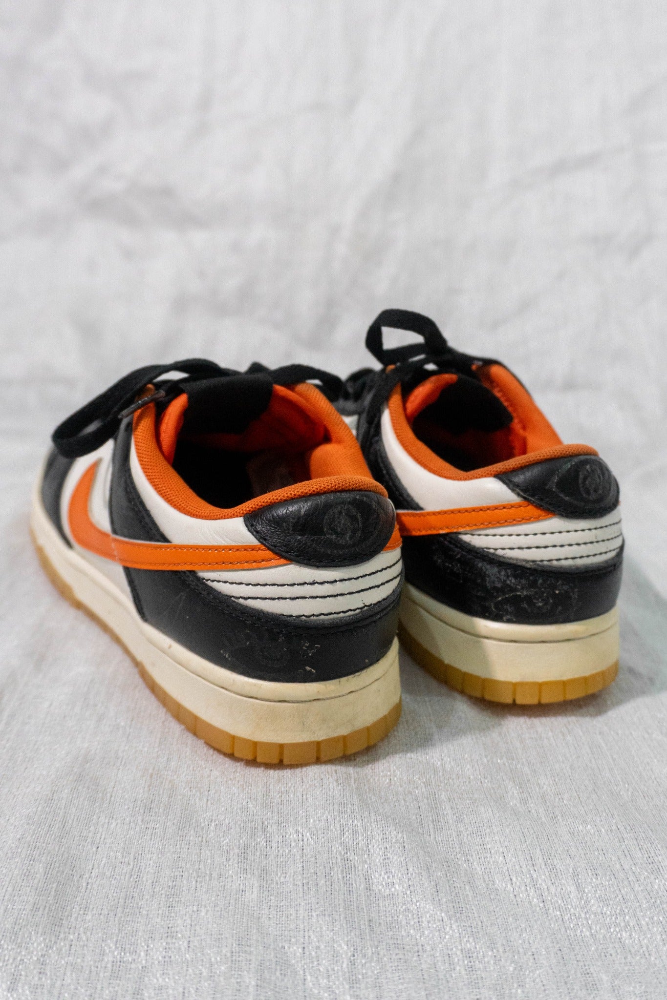 Nike Dunk Low PRM Halloween rear heel view in black white and orange, EU 41