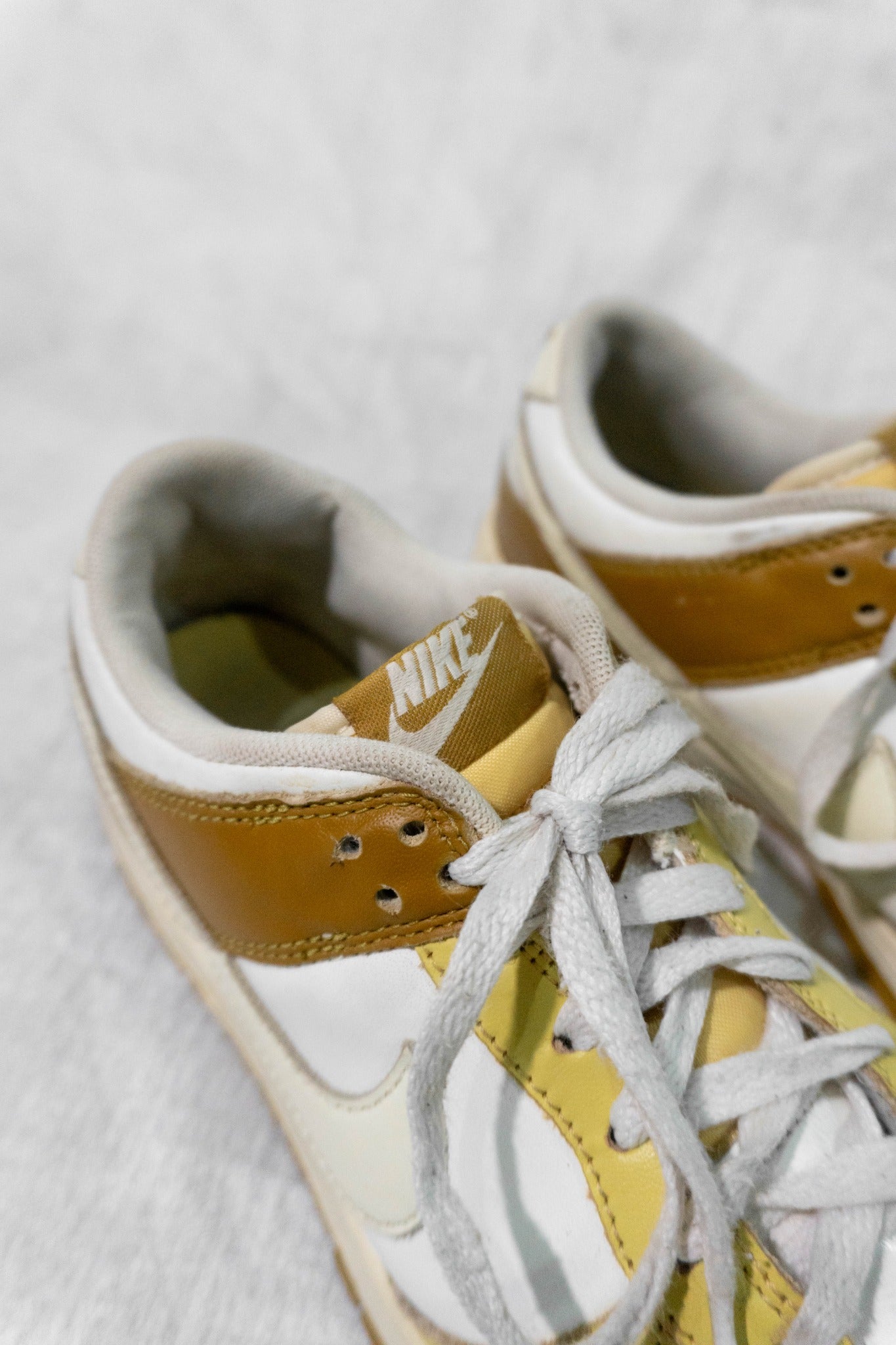 Nike Dunk Low Retro Bronzine EU 41 tongue, laces and Nike label detail