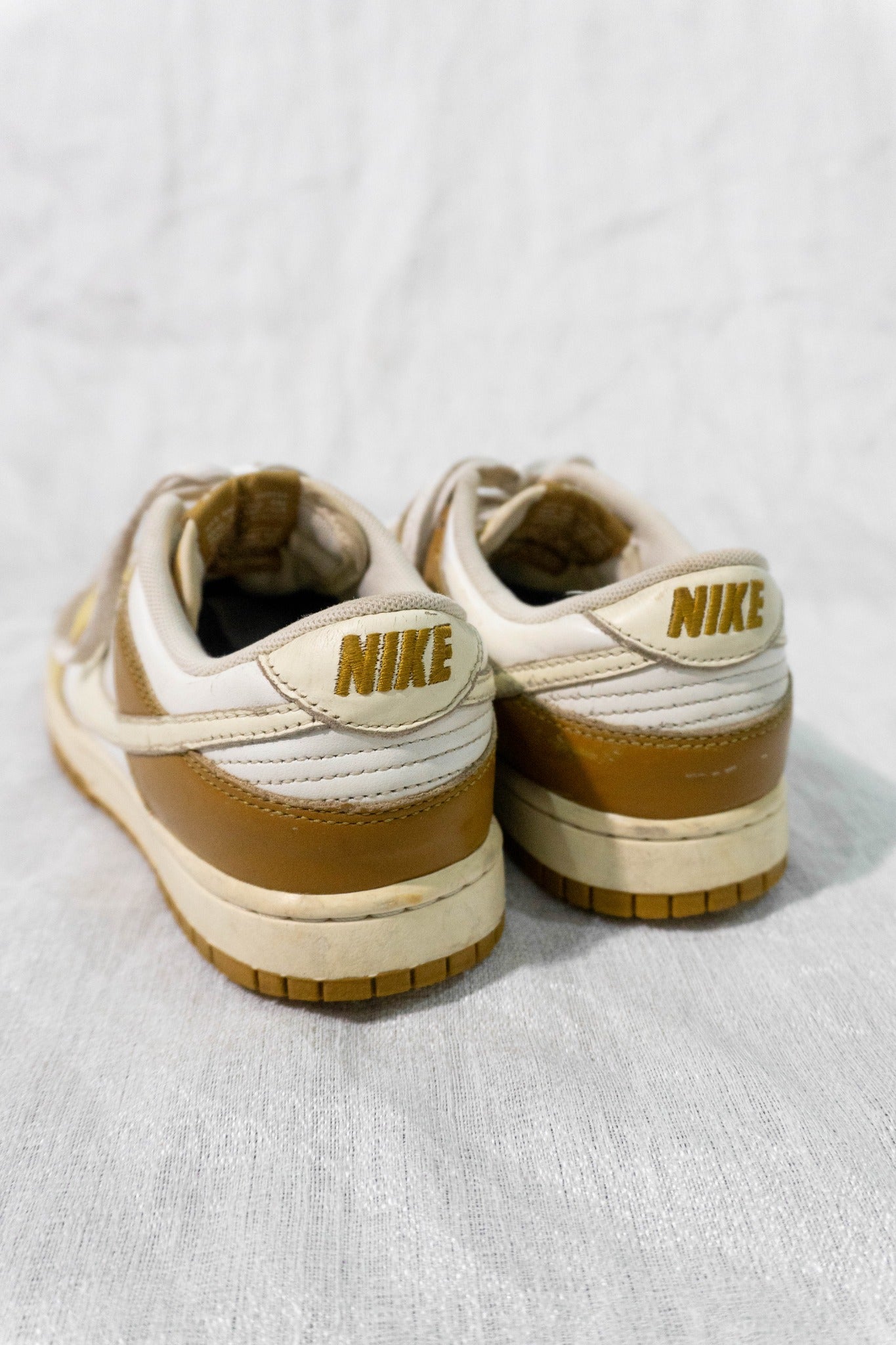 Nike Dunk Low Retro Bronzine EU 41 heel view with embroidered Nike branding