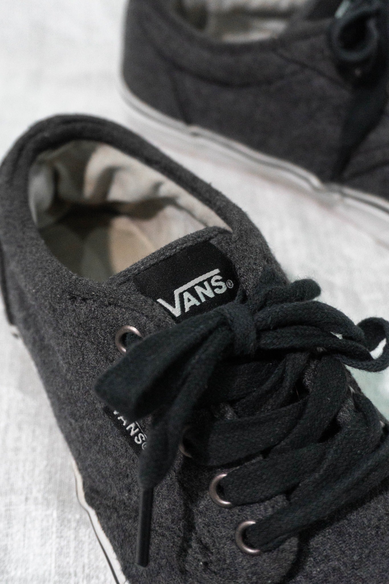 Vans Atwood charcoal grey EU 41 tongue, laces and Vans logo detail