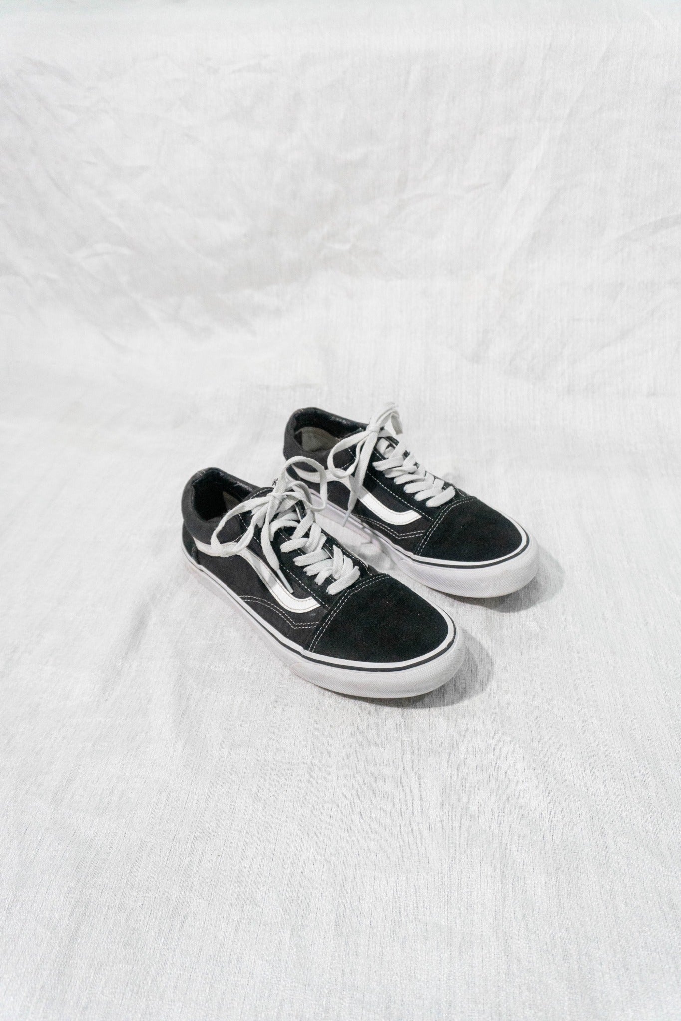 Vans Old Skool black and white EU 39 pre-owned sneakers, front pair view