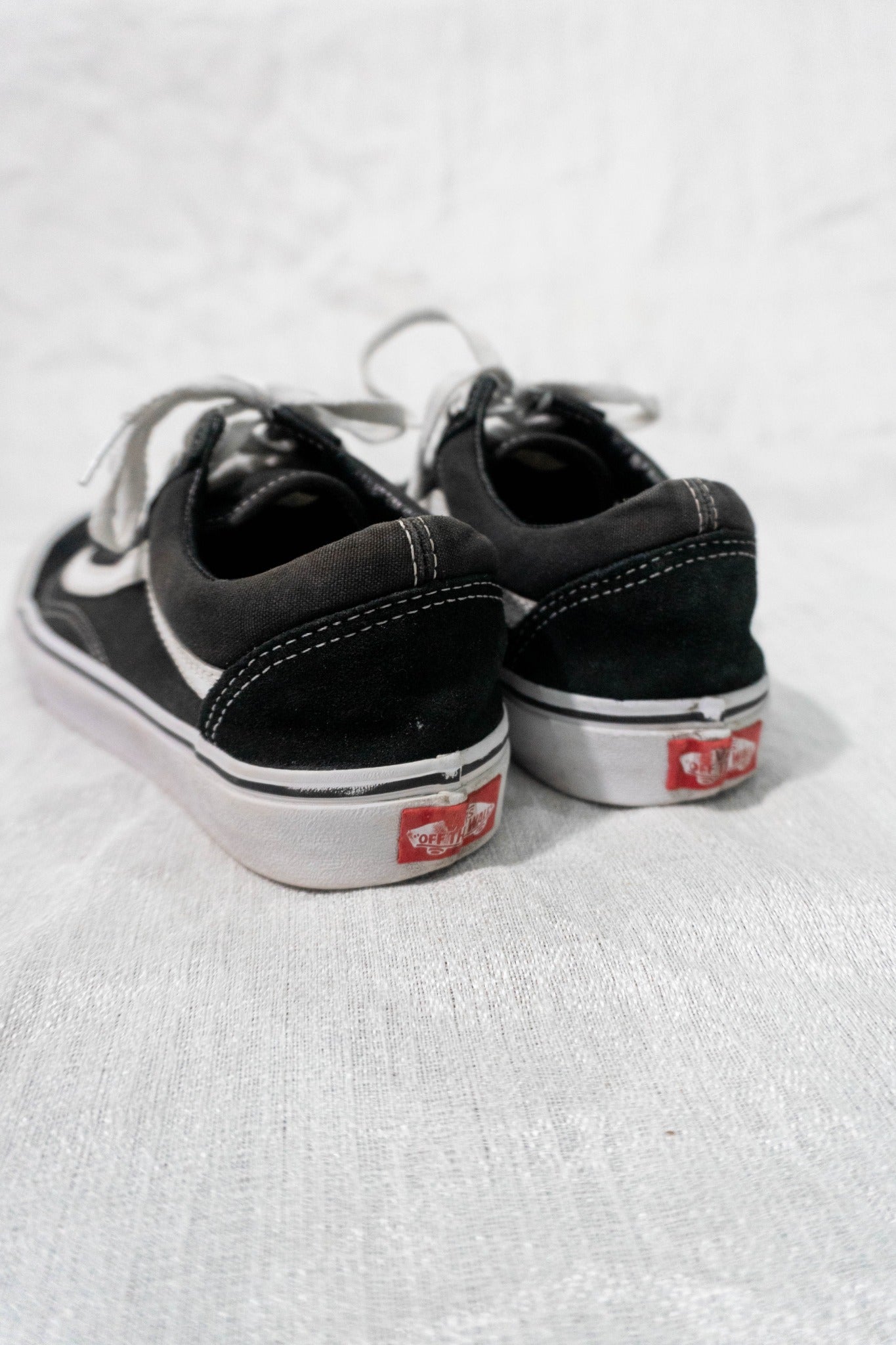 Vans Old Skool black and white EU 39 pre-owned sneakers, heel view with Off The Wall branding