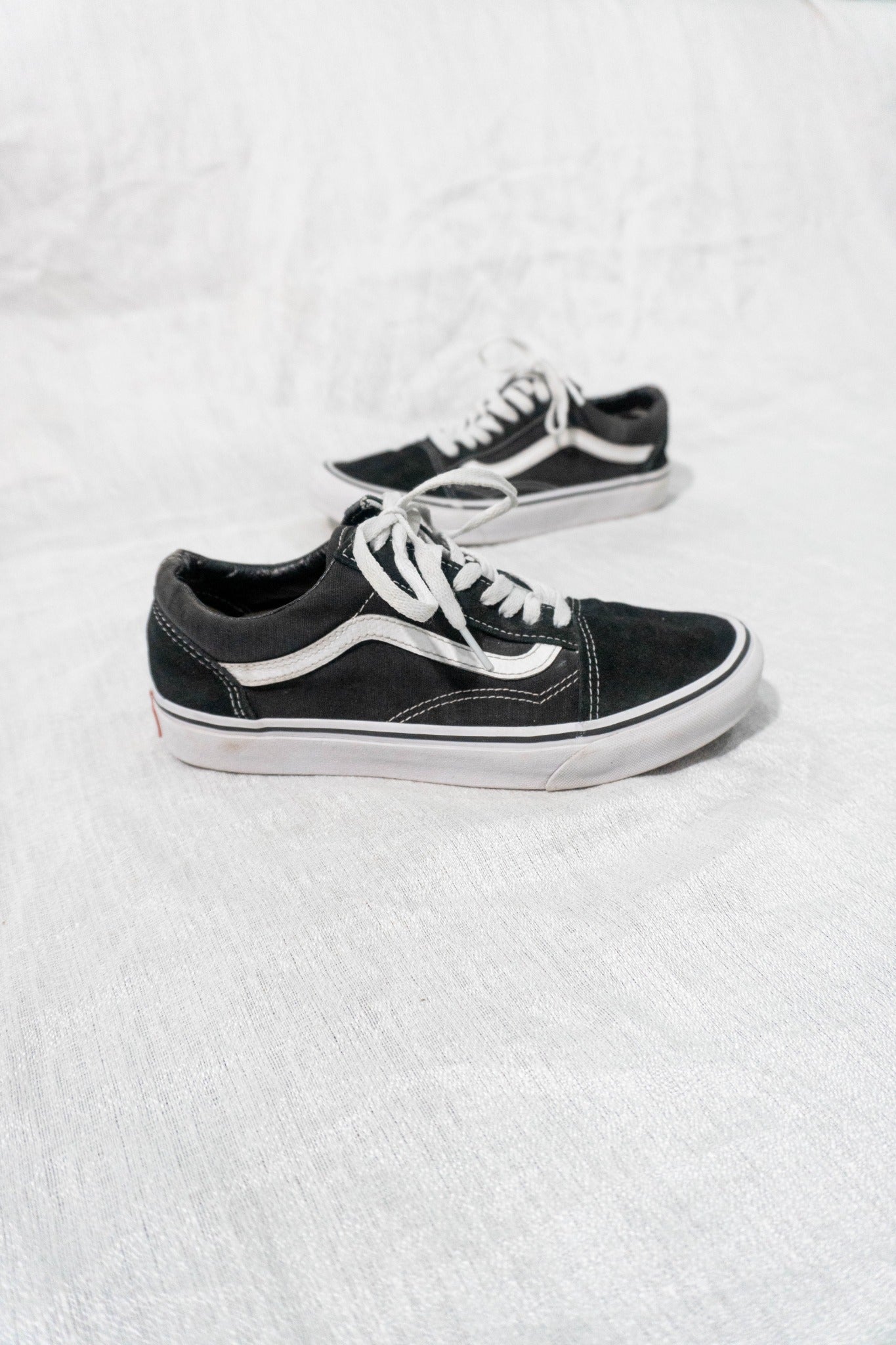 Vans Old Skool black and white EU 39 pre-owned sneakers, side profile view
